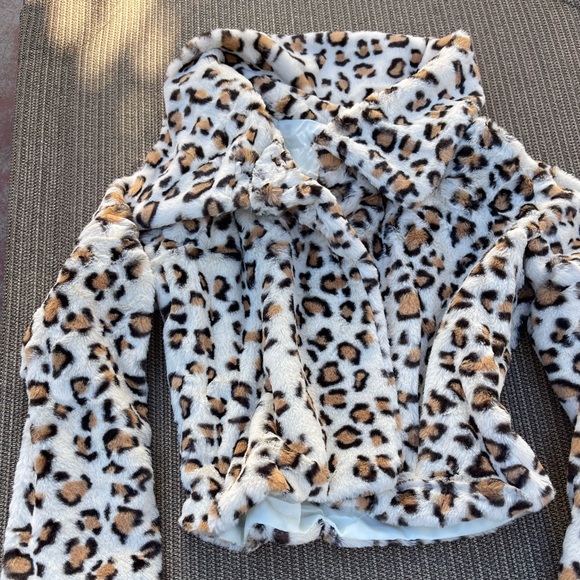 Faux fur leopard print jacket beige
Various sizes - Picture 3 of 5